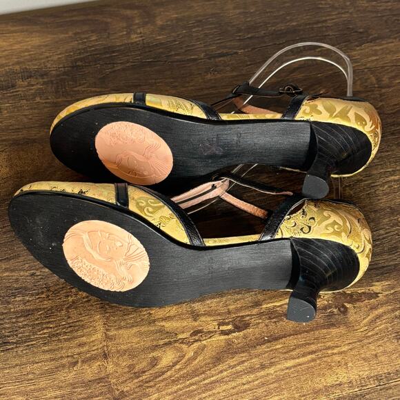 Vagabond Asian Print Gold Round Toe T-Strap Pump - size 37 (US 6) - Picture 8 of 9